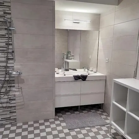 De L'atelier 15 Personnes Nyaraló Grazac